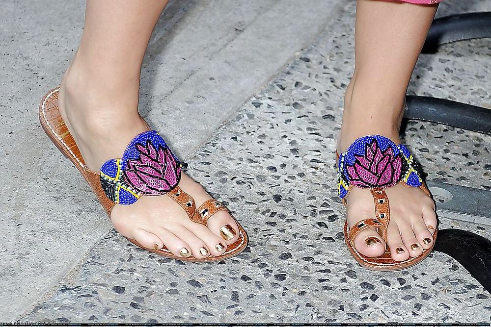 25P Katy Perry feet
