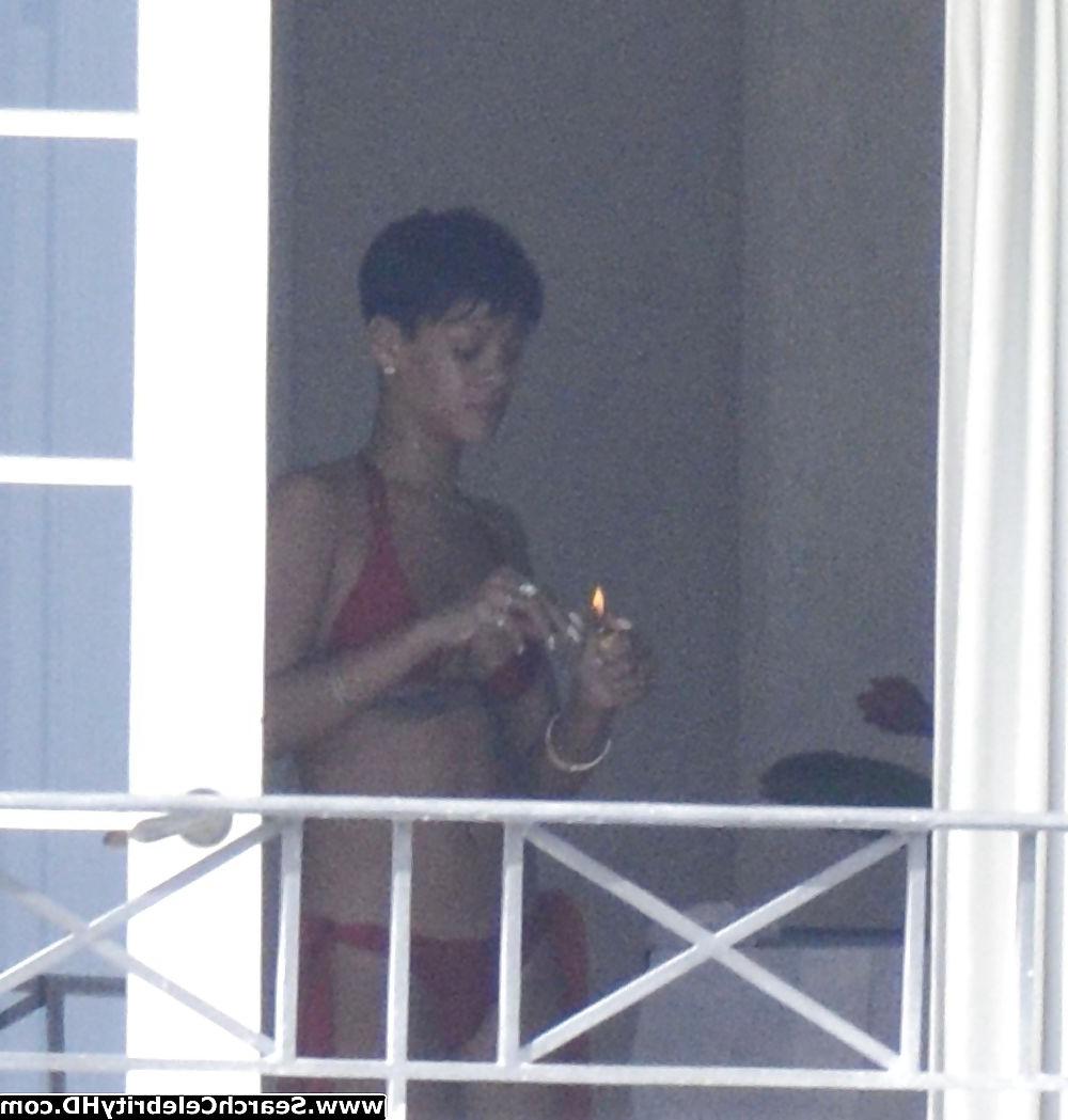 25P Rihanna Naked Ass And Topless Boobs Candids
