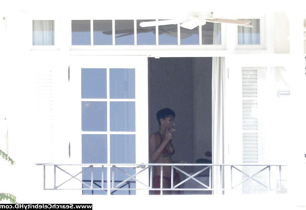 25P Rihanna Naked Ass And Topless Boobs Candids