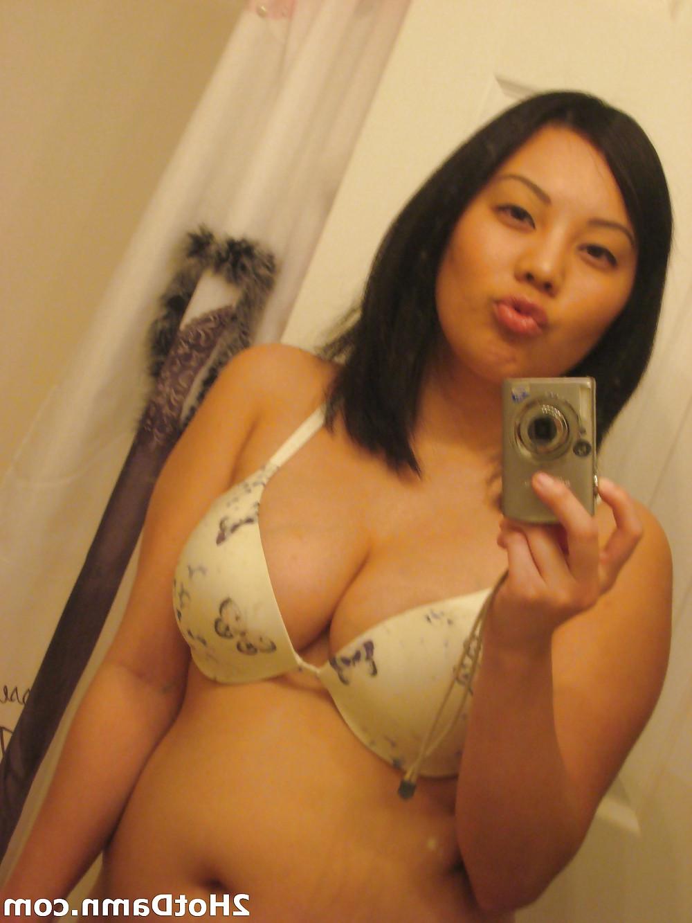 25P Hot Chinese shows her pussy