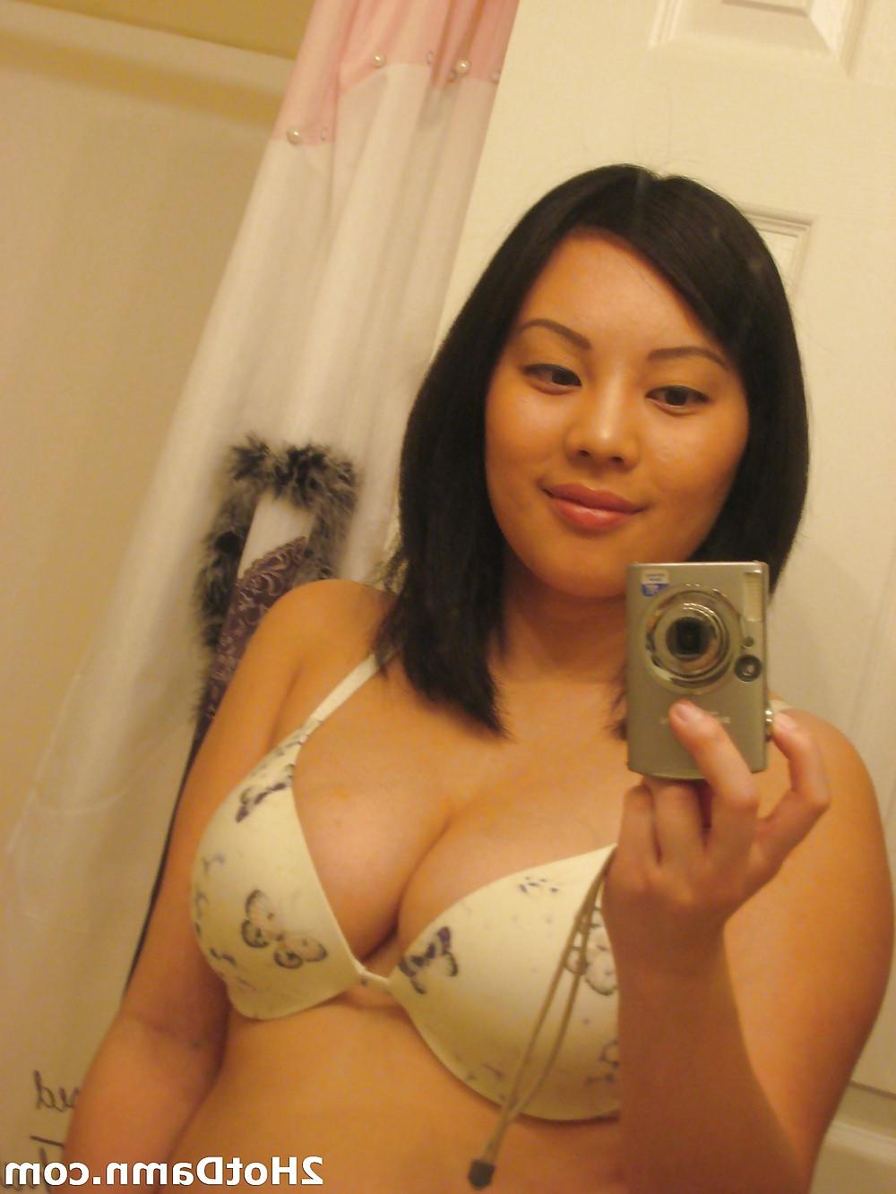 25P Hot Chinese shows her pussy