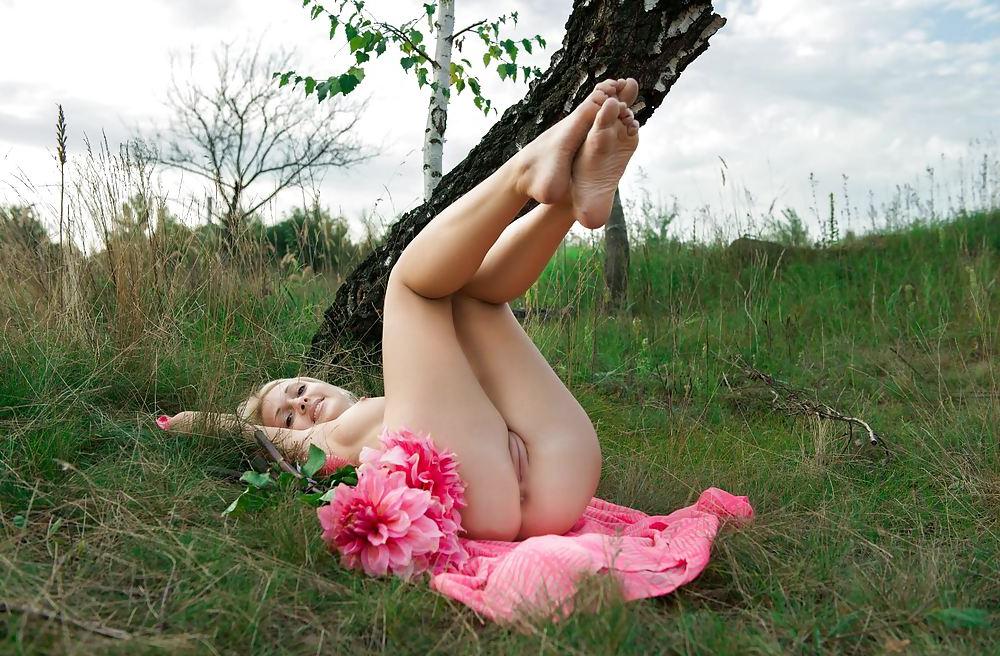 25P Beautiful Girls and their Sexy Feet 4