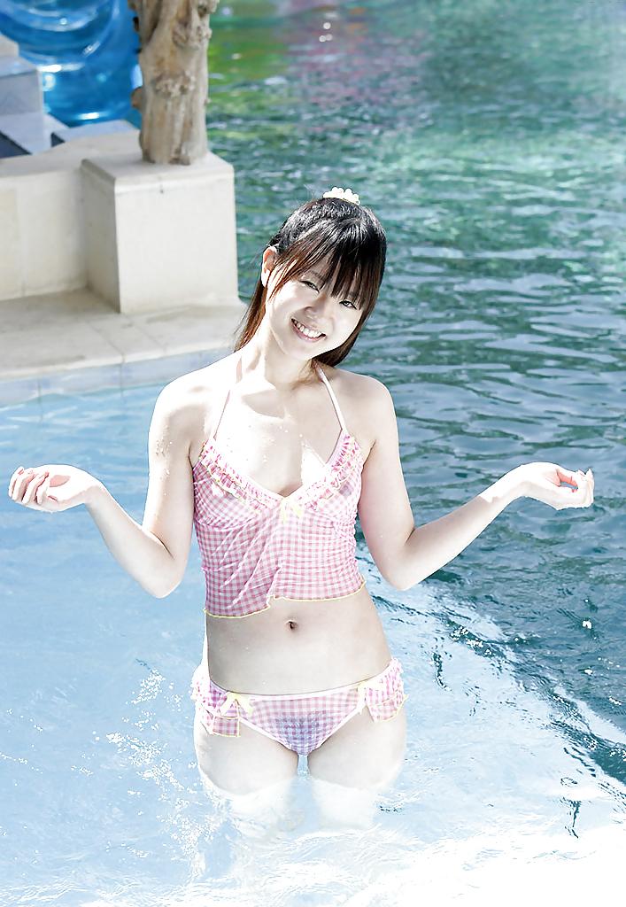 25P Japanese girl nude in public