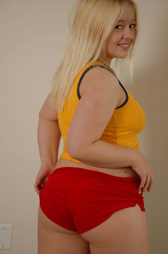 24P Chubby blonde getting out of her shorts and t-shirt