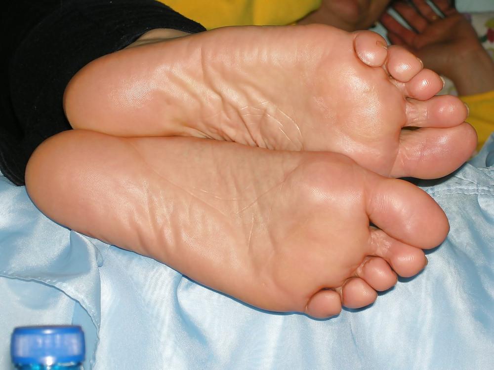 25P Amateur Female Soles 01