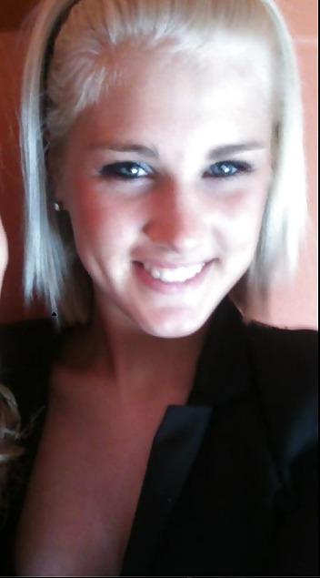 25P Heißes blondes Model mit großen Titten auf Facebook