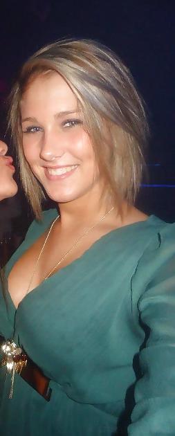 25P Heißes blondes Model mit großen Titten auf Facebook