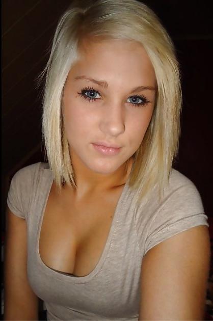 25P Heißes blondes Model mit großen Titten auf Facebook