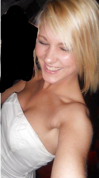 25P Heißes blondes Model mit großen Titten auf Facebook