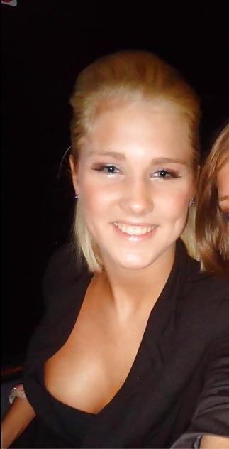 25P Heißes blondes Model mit großen Titten auf Facebook