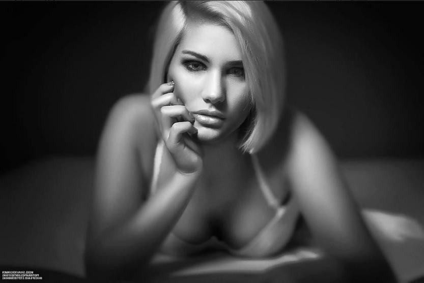 25P Heißes blondes Model mit großen Titten auf Facebook