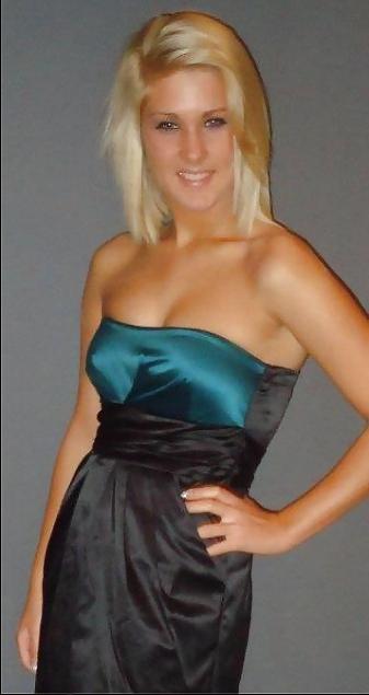 25P Heißes blondes Model mit großen Titten auf Facebook