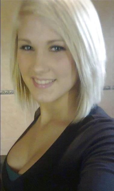 25P Heißes blondes Model mit großen Titten auf Facebook