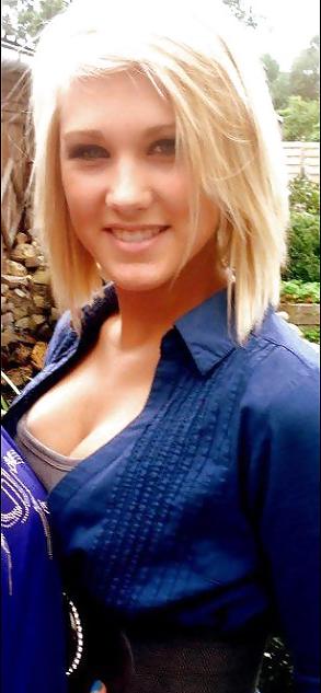25P Heißes blondes Model mit großen Titten auf Facebook