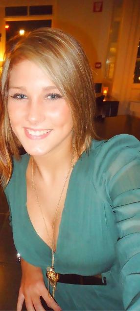 25P Heißes blondes Model mit großen Titten auf Facebook