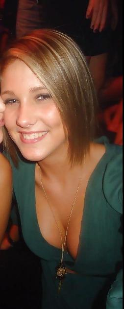 25P Heißes blondes Model mit großen Titten auf Facebook