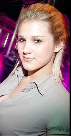 25P Heißes blondes Model mit großen Titten auf Facebook