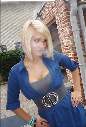 25P Heißes blondes Model mit großen Titten auf Facebook