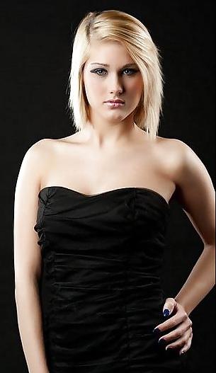 25P Heißes blondes Model mit großen Titten auf Facebook