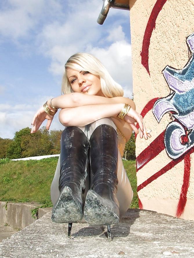 22P Gorgeous bitch in boots and leather