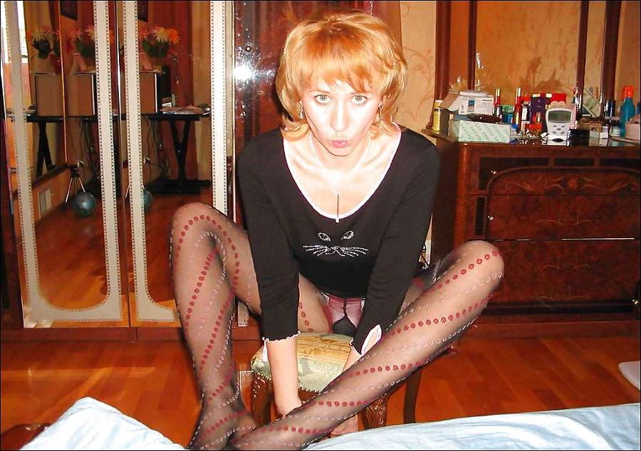 13P Cute Milf Posing Nude Around Home
