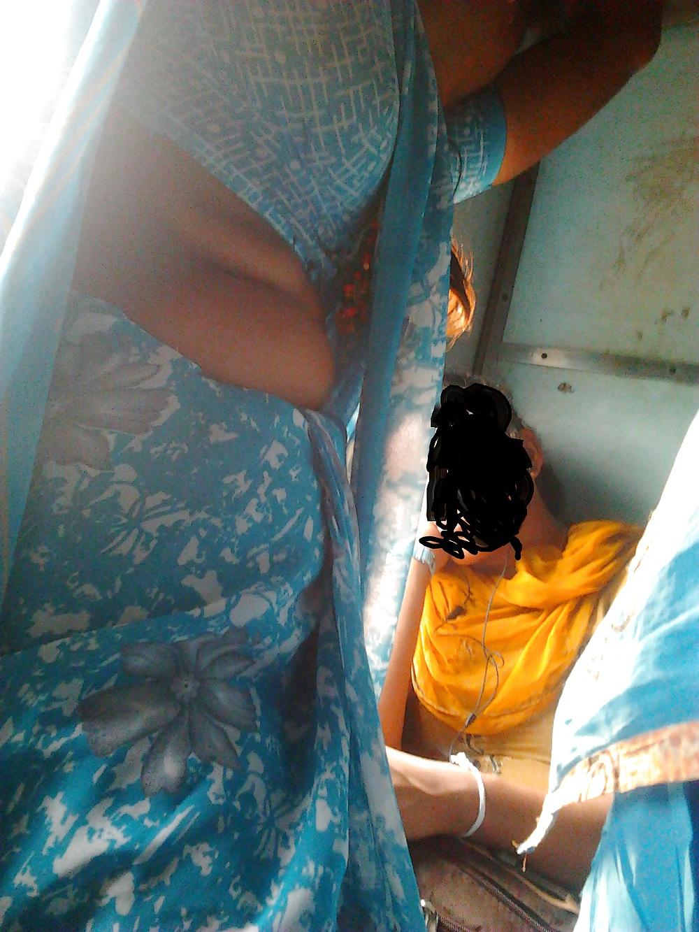 6P Andhara aunty exposing in train