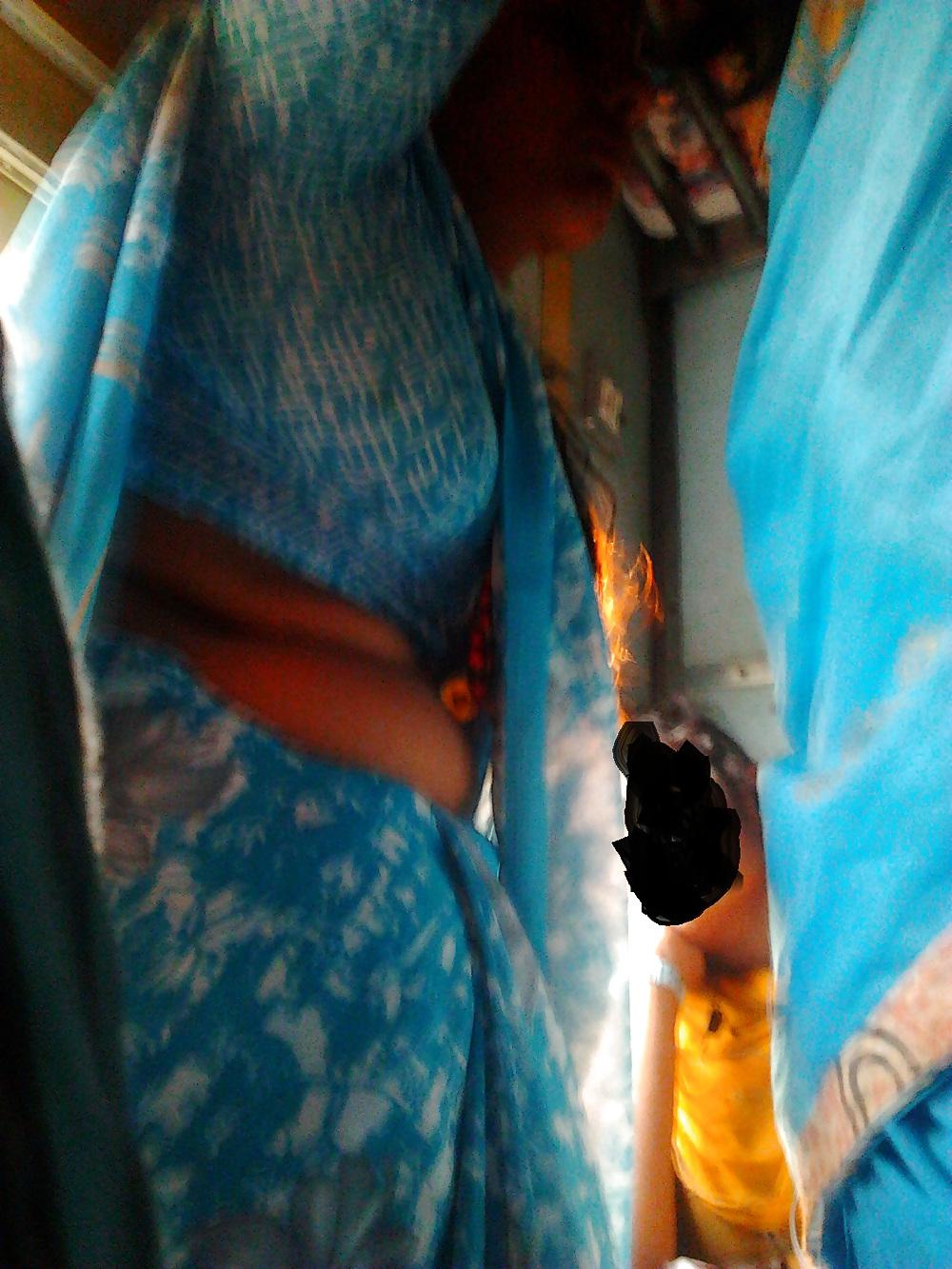 6P Andhara aunty exposing in train