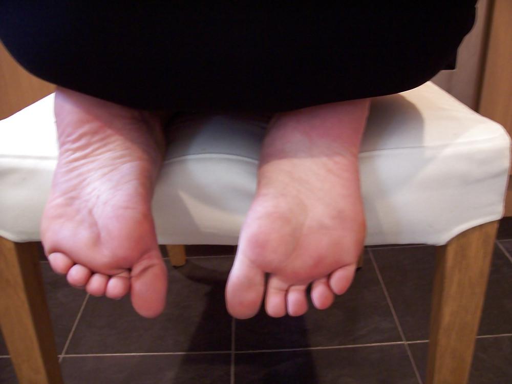 25P Honey B lapdancer feet and more