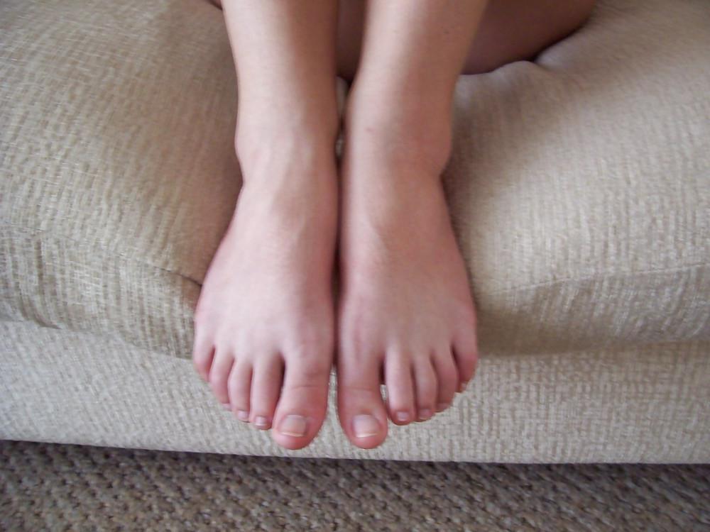 25P Honey B cute n' sexy feet