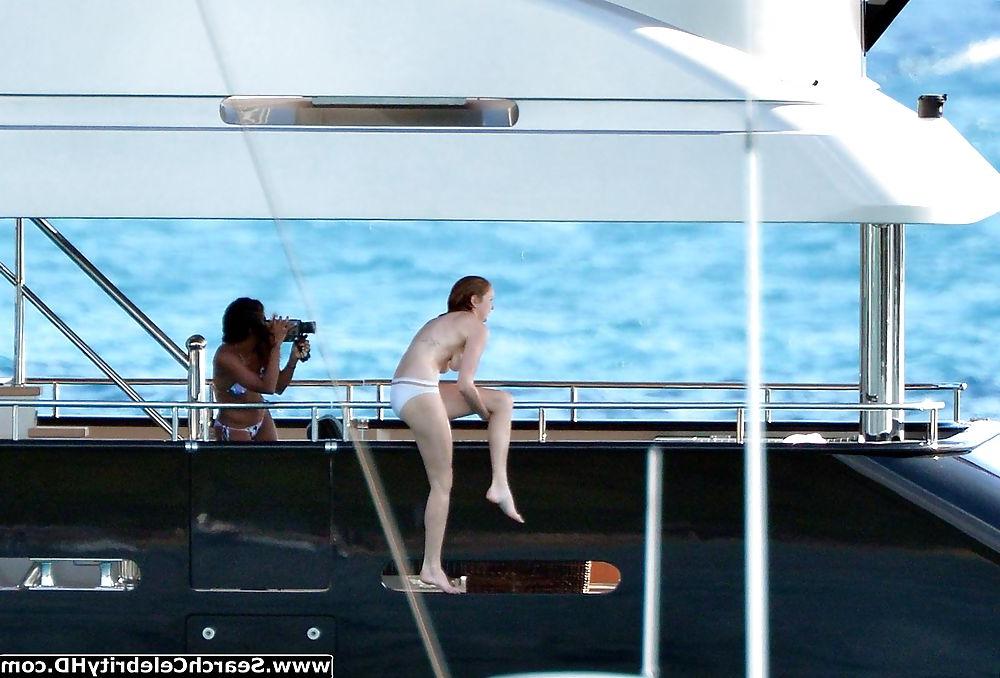 25P Lily Cole Oben-ohne-Bikini-Schnappschüsse