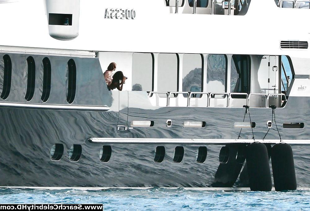 25P Lily Cole Oben-ohne-Bikini-Schnappschüsse