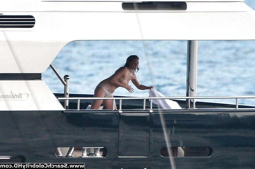 25P Lily Cole Oben-ohne-Bikini-Schnappschüsse