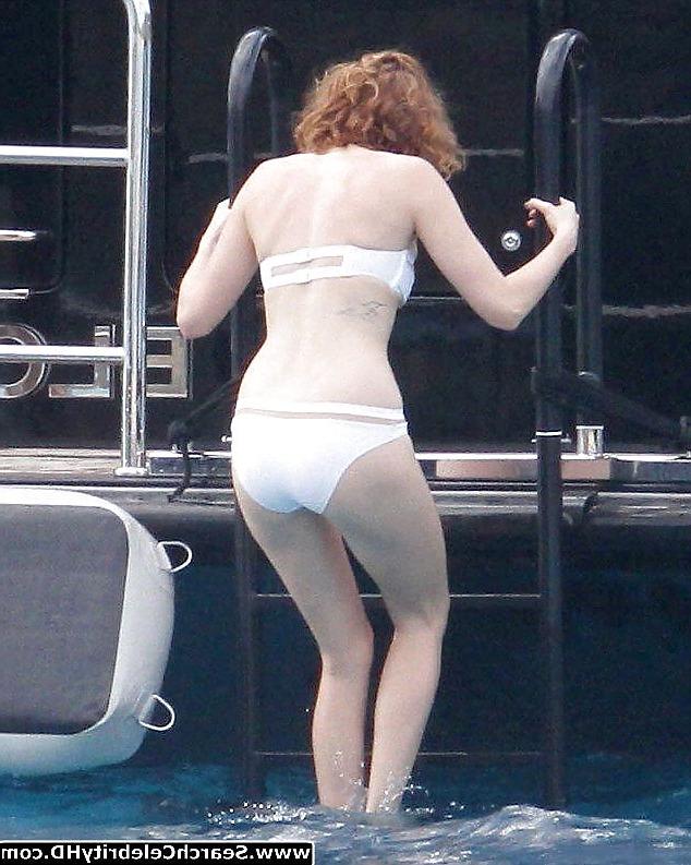 25P Lily Cole Oben-ohne-Bikini-Schnappschüsse