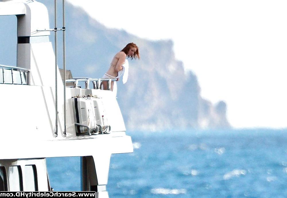 25P Lily Cole Oben-ohne-Bikini-Schnappschüsse