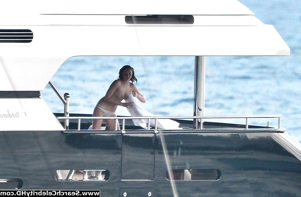 25P Lily Cole Oben-ohne-Bikini-Schnappschüsse