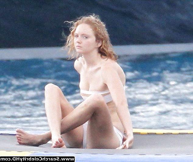 25P Lily Cole Oben-ohne-Bikini-Schnappschüsse