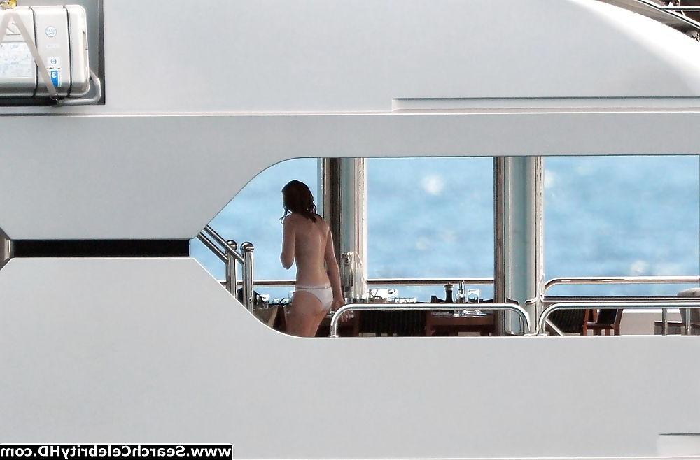 25P Lily Cole Oben-ohne-Bikini-Schnappschüsse