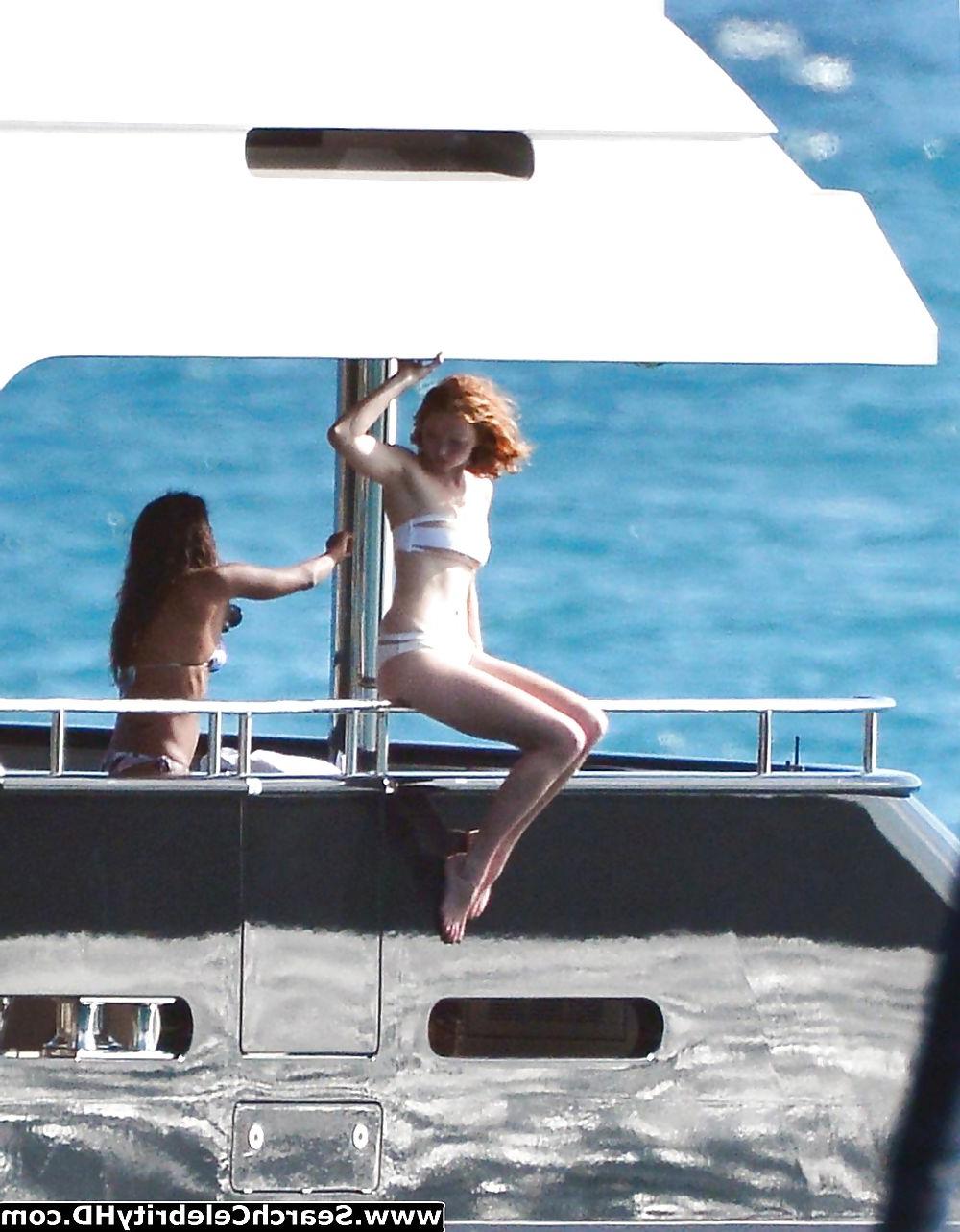 25P Lily Cole Oben-ohne-Bikini-Schnappschüsse