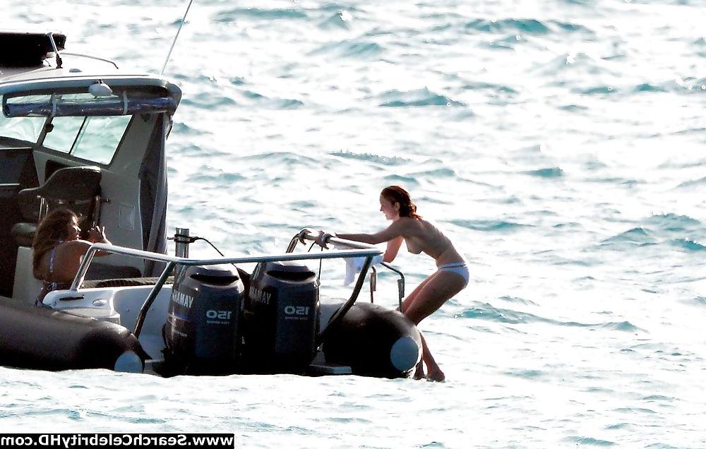 25P Lily Cole Oben-ohne-Bikini-Schnappschüsse
