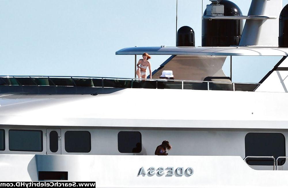 25P Lily Cole Oben-ohne-Bikini-Schnappschüsse