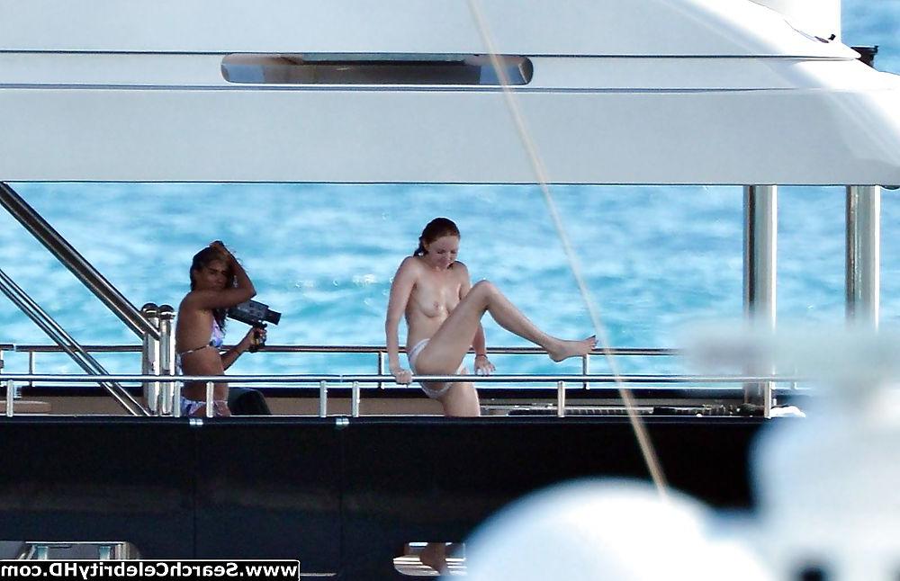 25P Lily Cole Oben-ohne-Bikini-Schnappschüsse