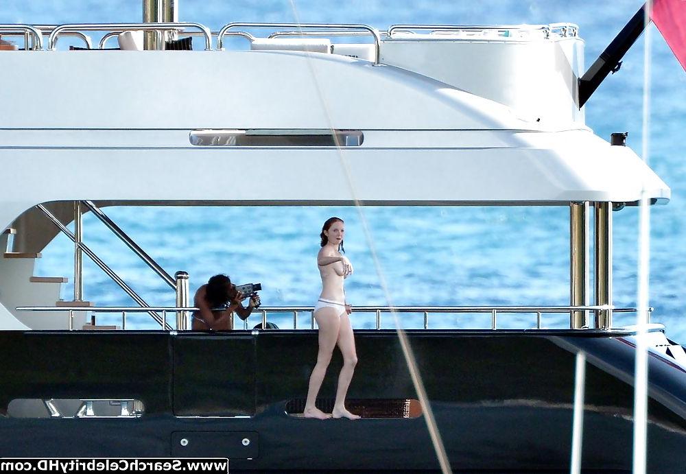 25P Lily Cole Oben-ohne-Bikini-Schnappschüsse