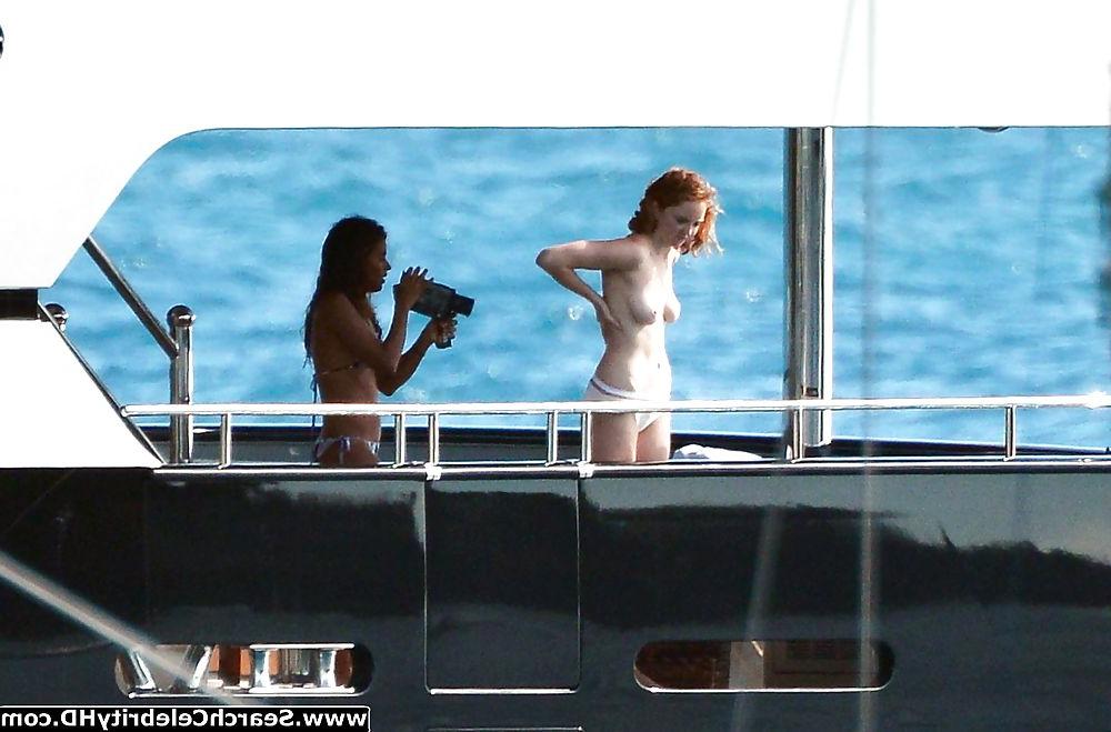 25P Lily Cole Oben-ohne-Bikini-Schnappschüsse