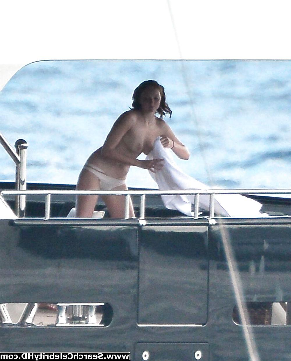 25P Lily Cole Oben-ohne-Bikini-Schnappschüsse