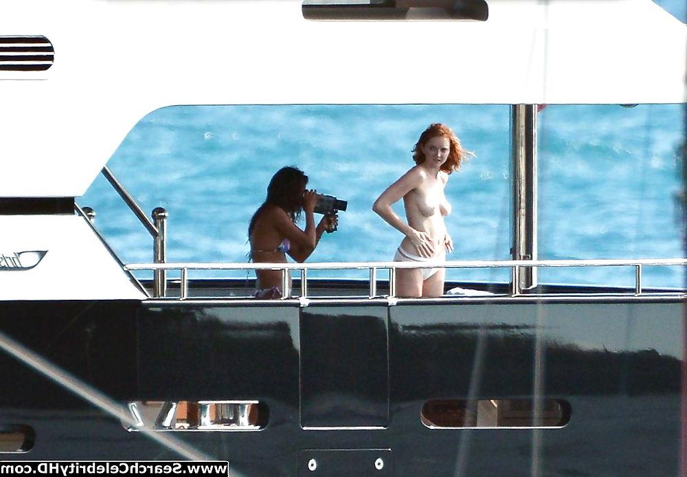 25P Lily Cole Oben-ohne-Bikini-Schnappschüsse