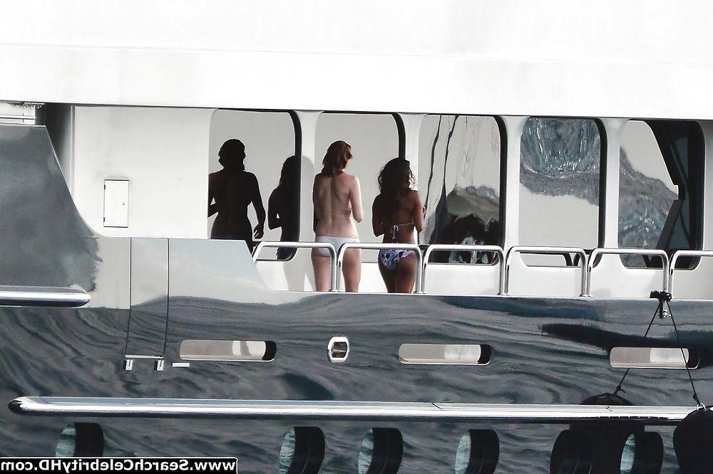 25P Lily Cole Oben-ohne-Bikini-Schnappschüsse