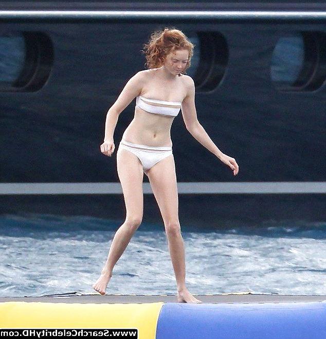 25P Lily Cole Oben-ohne-Bikini-Schnappschüsse