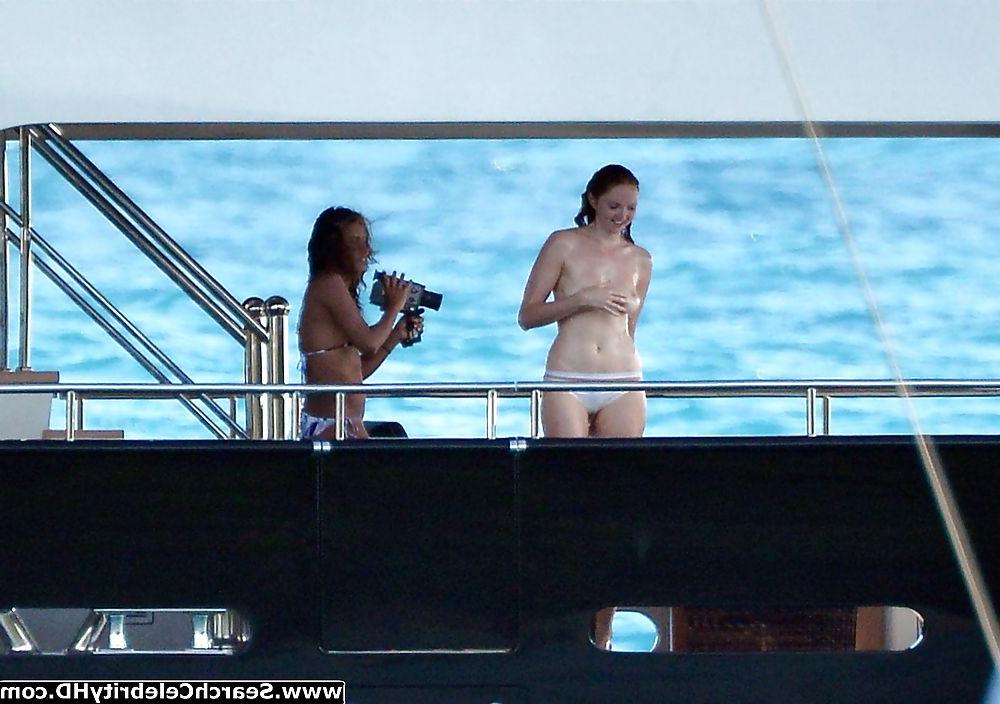 25P Lily Cole Oben-ohne-Bikini-Schnappschüsse