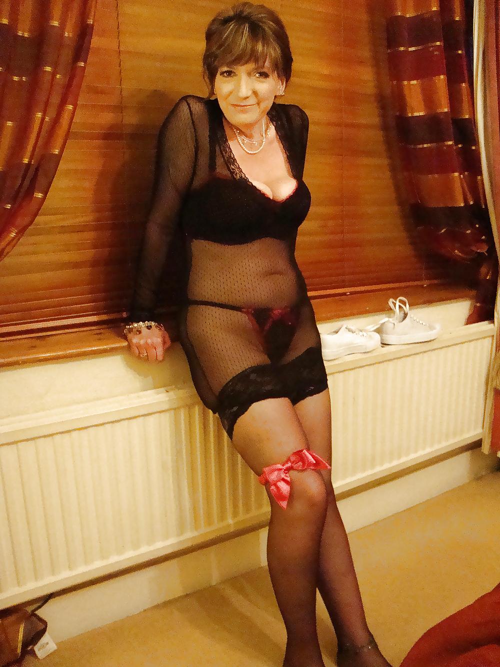 25P Hot British non-nude women....