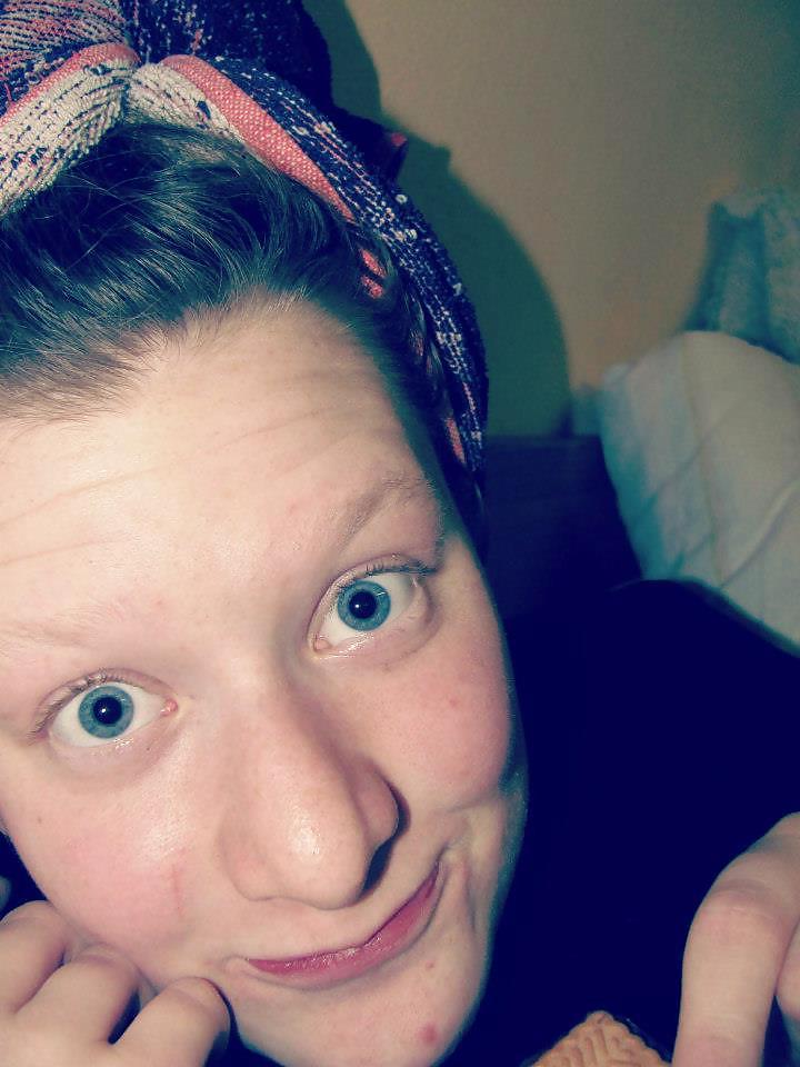 8P Young bitch,comment !